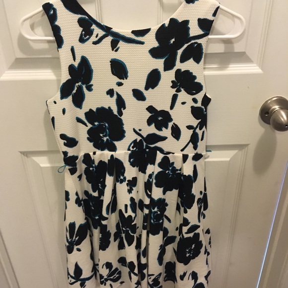 A flower dress - Picture 2 of 3